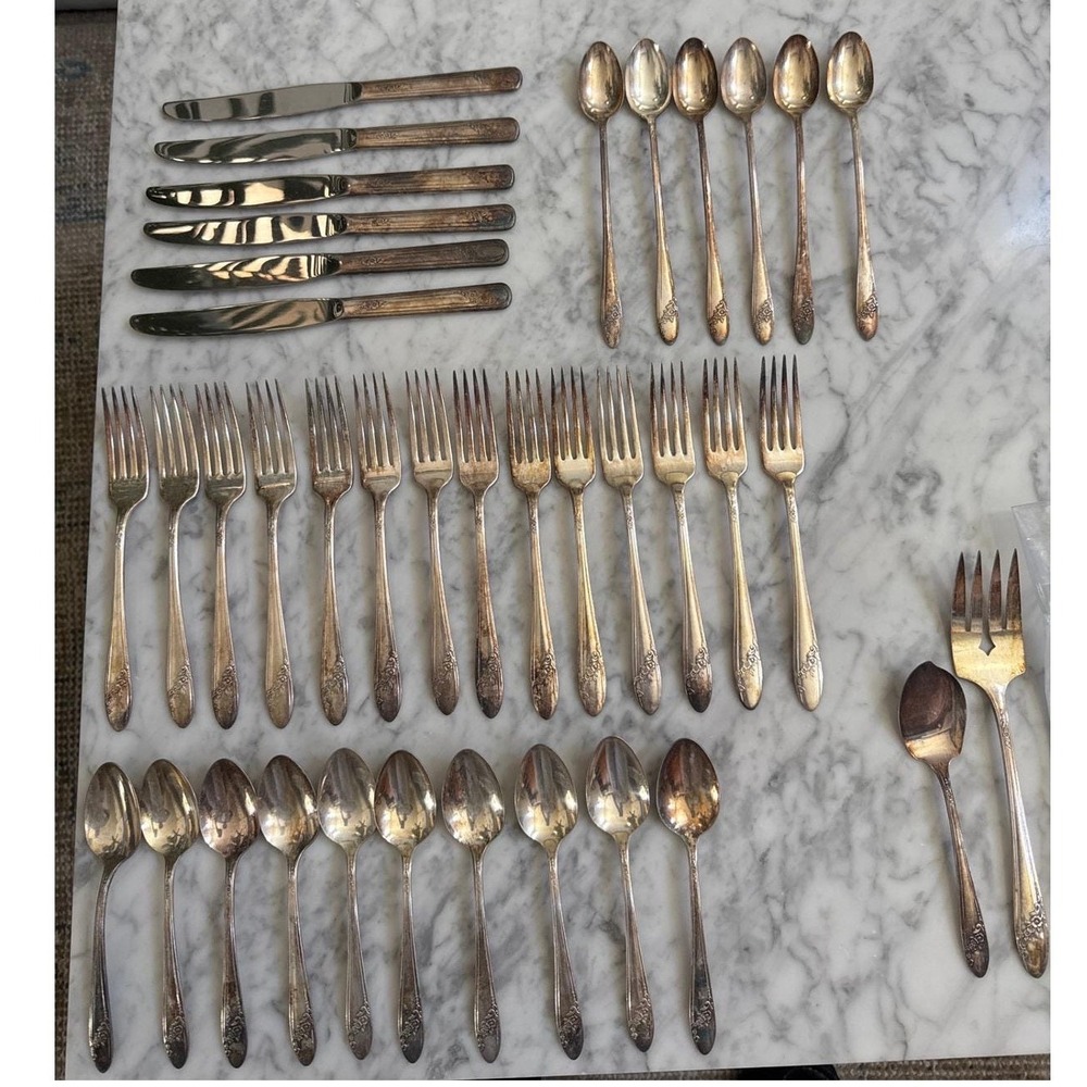 Oneida Silver Queen Bess II 1946 Silverplate Flatware Set 38 Pieces Tudor Floral